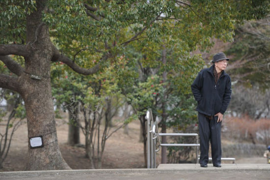 　　从血脉上讲，生于日本福冈，父母都是日本人，他“百分百是个日本人”；从心理上讲，5岁就跟随父亲到了中国的东北，15岁参加了八路军，经历过辽沈、平津战役，后来还随军跨过了鸭绿江，他“毫无疑问是个中国人”。这样的经历，几乎不可复制。在中日关系陷入低谷的当下，这名日本籍解放军战士对那段侵华历史的反思，值得铭记。和在沂蒙革命纪念馆发现的照片一样，他的经历本身，也成为了回击日本右翼势力美化侵略、否定侵略的“活证据”。（齐鲁网记者 张晓博 摄）
