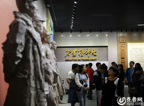 　　临沂是全国著名的革命老区,抗日战争和解放战争时期被誉为山东的“小延安”。当时根据地420万人,有21.4万人参军参战,120万人次拥军支前,有10.5万名革命烈士献出了宝贵生命。2013年11月，习近平总书记曾来到沂蒙革命纪念馆，向革命英雄敬献花篮。沂蒙革命纪念馆的建成，就是贯彻落实习近平总书记重要讲话精神的实际行动。从撒播革命火种，经历抗日战争、解放战争，再到改革开放以及现代化建设取得成果，体现着不同阶段沂蒙人战天斗地、艰苦奋斗的执着精神。（齐鲁网记者 于鹏 摄）