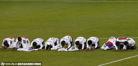韩国男足夺金后跪谢观众。