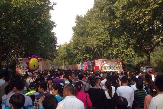 国庆动物园免费：1800只动物一天看了14万人