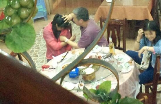 四川美术学院副教授王小箭“强吻”女生事件