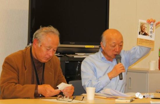 2013年11月11日，“继承与发展村山谈话会”理事长藤田高景(右一)在记者会上揭露安倍晋三针对“村山谈话”的错误言论。刘军国 摄