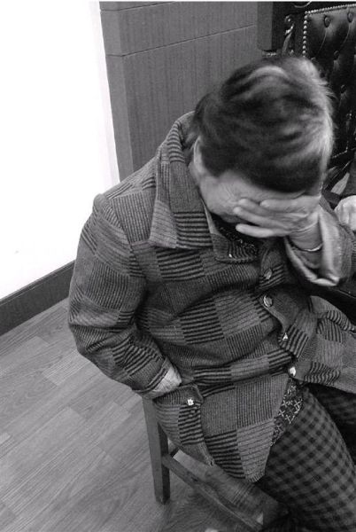 被害人母亲老泪纵横。