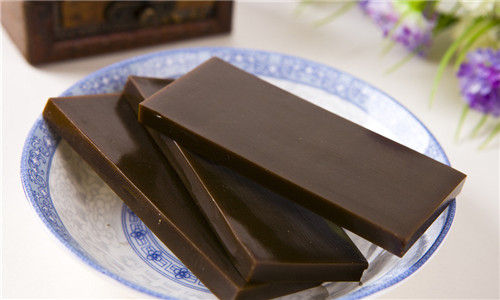 一个有趣的现象是，在被曝光之前，已经有大量如此生产出来的“劣质阿胶”被人们消费了，但是从来没有听说过“阿胶无效”的投诉。