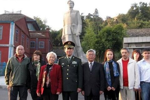 2008年，阿廖沙在安源与刘少奇后代在刘少奇塑像下合影。左1刘爱琴之子若朴、左2阿廖沙夫人冬妮亚、左3刘少奇之女刘爱琴、左4刘少奇之子刘源。右1阿廖沙之子安东、右2安东妻子欧丽亚、右3刘少奇之孙阿廖沙、右4刘爱琴之女若南、右5刘爱琴丈夫沃宝田