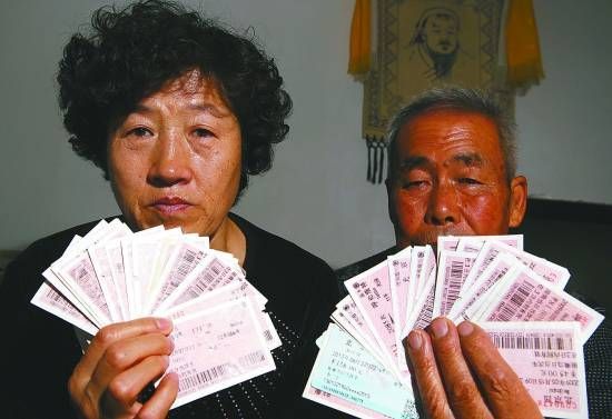呼格吉勒图父母向记者展示为上访去北京的车票。