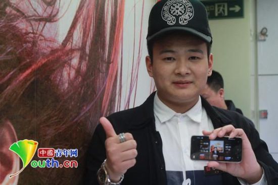 95后理发师李天宝。中国青年网记者 廖书曼摄 