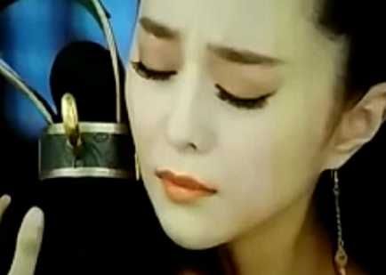 抱着一个电容麦竟然如此深情。