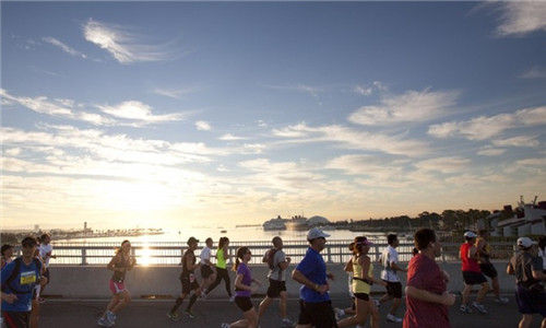 2015年富力海口马拉松赛昨天上午举行，来自15个国家的近万人参加。