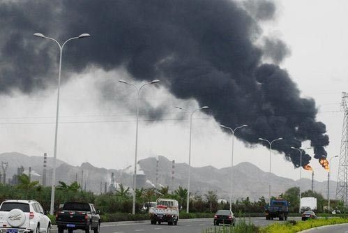 　　兰州石化方面称，兰州市政府就是想让兰州石化尽快搬迁到兰州新区去，以数百亿元的搬迁工程挽救兰州新区目前日渐式微的发展形态。