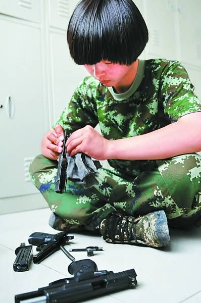 李昌丹在擦枪.范昕羽 摄