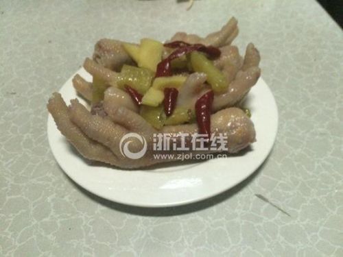 铜仁小伙自制的“泡椒凤爪”摆在盘子里像模像样