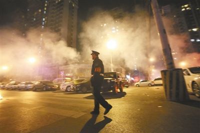 2月18日，北京朝阳豆各庄执勤的保安和烟花放完后的浓烟