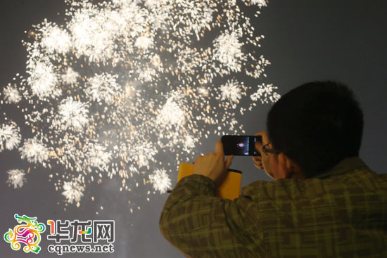 辞旧迎新，一朵朵烟花在天空中爆开，一位市民用手机记录下这美好的一刻