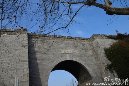 南京禁放鞭炮后初一的蓝天。南京大年初一迎来10年同比最好的空气质量。