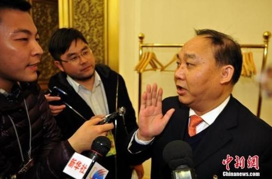 国家烟草专卖局局长凌成兴接受记者采访。