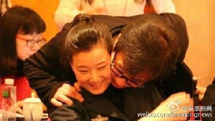 成龙去年抱宋祖英