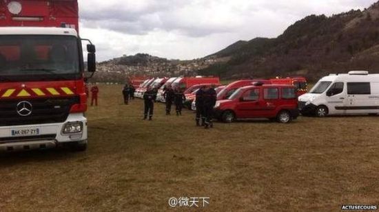 法国救护车辆抵达事发地点附近山脚。