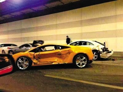 一目击者出示的照片显示，隧道内，事发时还停着多辆车，其中一辆黄色豪车车门明显内凹，另一白色车辆车尾损毁严重。