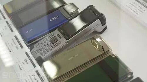 有人说，日本这些手机款式更像是手机界的“活化石”