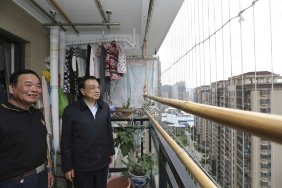 　　今年4月23日，李克强总理在福州考察保障房建设，在拆迁户黄金权家的阳台上，看保障房建设情况。