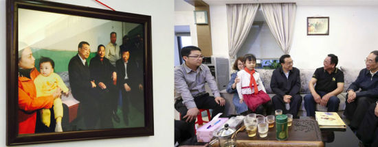 　　左图：2008年11月20日，时任国务院副总理李克强探访福州木材厂的旧屋区，曾在黄金权家小坐。右图：今年4月23日，李克强总理在福州考察保障房建设，再次到黄金权家重访7年前看望过的拆迁户。