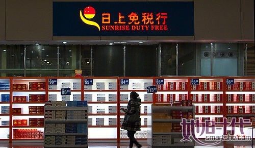 香烟在国内免税店中占据大片柜台