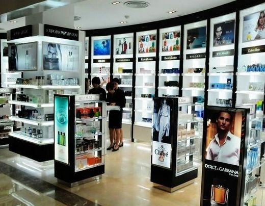 免税店里的化妆品