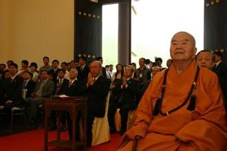 吴伯雄在大觉寺为同胞祈福