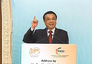 2013年，李克强演讲遇杂音打断，“这是前奏，将表明我下面有郑重的表态”。