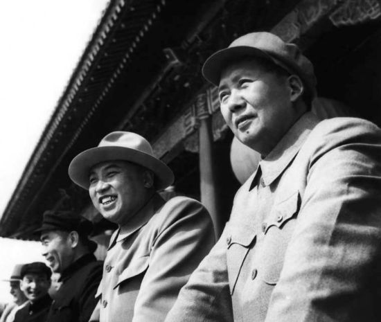 1954年，毛泽东与金日成共同观礼