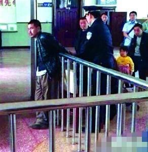 根据网上传出的视频，为制止徐纯合，民警曾将其拷在隔离栏上。