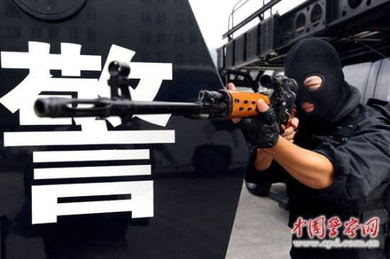 警察开枪配图