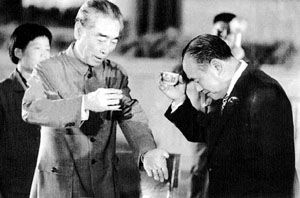 周恩来设宴招待田中角荣