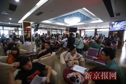 登记处的办事大厅挤满了前来登记结婚的新人及家人。