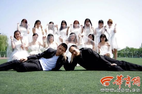 西安翻译学院大四学子 婚纱毕业照致青春