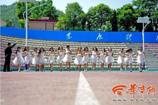 西安翻译学院大四学子 婚纱毕业照致青春