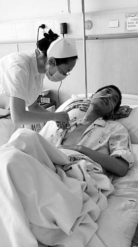 护士在给杨成换药