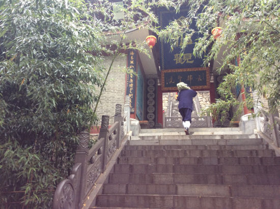 上山的小路上没有车，老梁自己扛着一袋土豆进道观