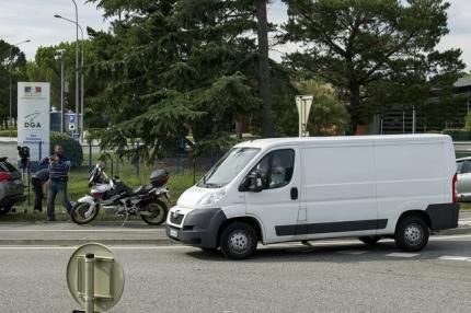 運送襟副翼殘骸的車輛 運送襟副翼殘骸的車輛