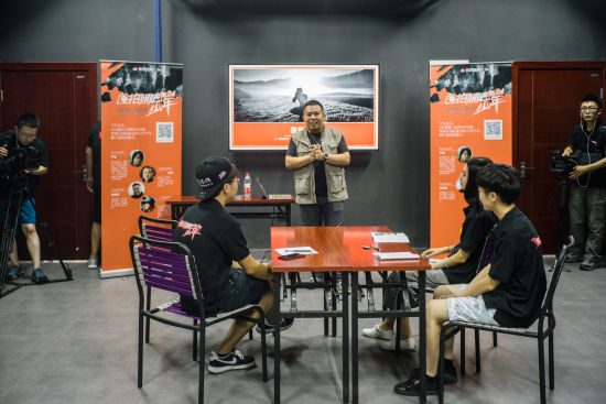 导师储璨璨欢迎学员来到重庆参加“拍照吧少年”工作坊培训。训练营授课在重庆文联大楼的重庆市摄影家协会举行。