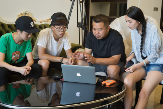 图为导师储璨璨正在给学员授课。