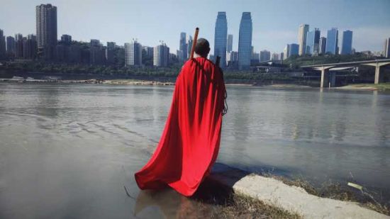 城市里的棒棒军，山城里的齐天大圣。摄影：吕明静