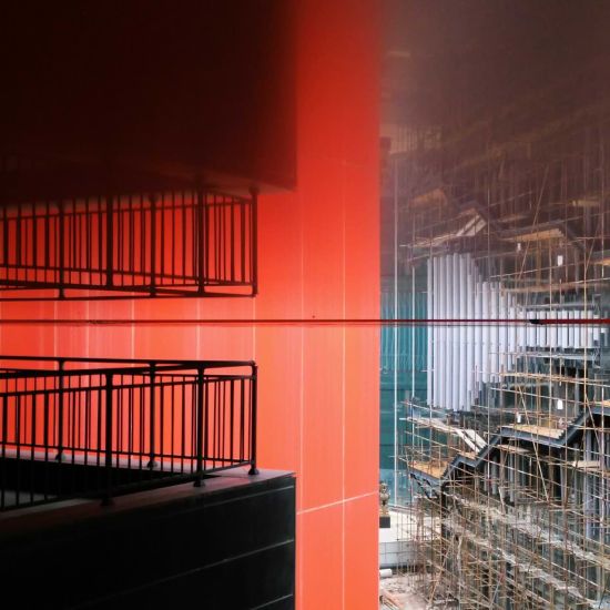 “拍摄于重庆美术馆底下，想拍出宏观的建筑不一样的一面。”摄影：袁诗然