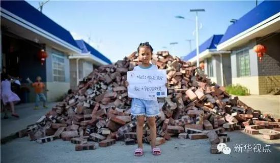 　　在湖南省邵阳县黄荆乡，刘娜在纸上写下自己的心愿“妈妈您快回来，我长大了会照顾您”(7月28日摄)。