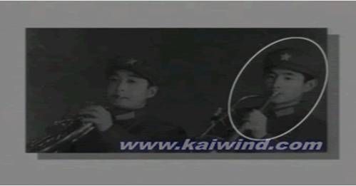 李洪志吹小号时的照片