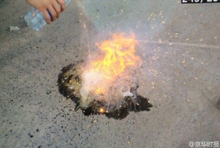 14日，天津爆炸现场现白色晶体，遇水可以立即燃烧。