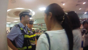 民警在商场协调双方
