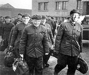 1975年3月，被特赦的人员动身前往北京参观。来源：法制网