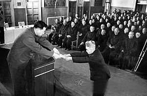 　　1975年3月19日，最高人民法院向原国民党政府军第12兵团中将司令黄维发特赦释放通知书。来源：法制网